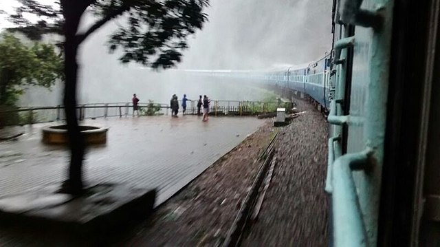 Goa: Bridge broken due to strong current in Dudhsagar Waterfalls https://promarkitbusiness.com/