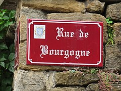 Plaque de la rue de Bourgogne, et armoiries d'Arbois