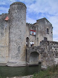 Le Chateau de Saint-Jean-d'Angle Chateau de St Jean d'Angle-Entrance.JPG