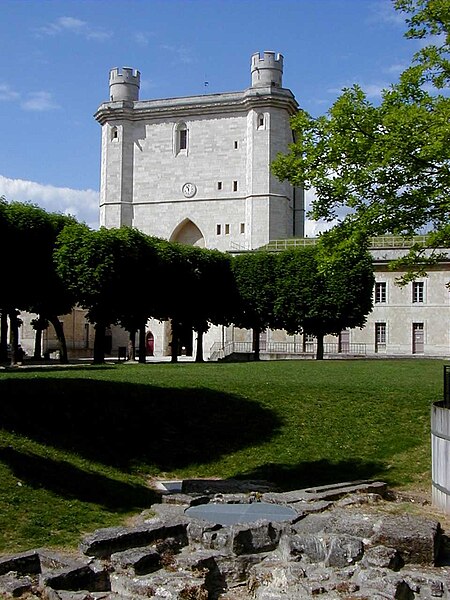 File:Château de Vincennes - Tour du village et fontaine de l'ancien manoir.jpg