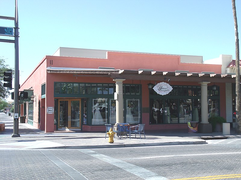 File:Chandler-Arrow Pharmacy building-1918.JPG