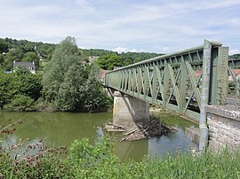Chavonne (Aisne) vue du village et pont sur l'Aisne.JPG