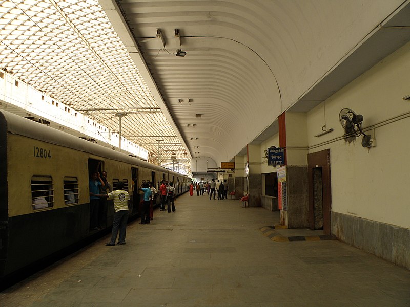 File:Chintadripet platform, Chennai MRTS.JPG