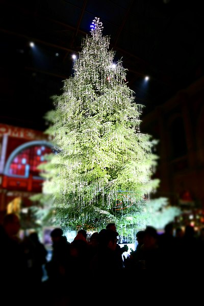 File:Christkindlmarkt - Swarovski Christmas Tree at Zurich Hauptbahnhof (Ank Kumar) 09.jpg