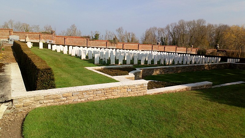 File:Cimetière militaire britannique de Beauval (Somme) 2.jpg