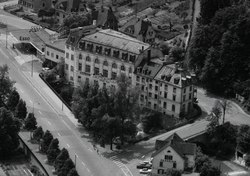 Krone Töss kurz vor ihrem Abriss im Jahr 1963. Vorne rechts auf dem Bild sieht man die Kronenbrücke sowie die Wirtschaft Frohsinn, die beide ebenfalls dem Autobahnbau weichen mussten.