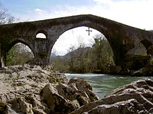 Bridge of medieval origin and Roman design in Cangas de Onis. Congas de Onis.JPG