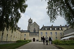 Cour honneur abbaye Igny 06730.jpg