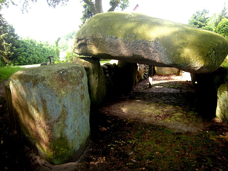 File:Dötlingen - Großsteingrab Jungsteinzeit ab 4000-1800 v.Chr.jpg