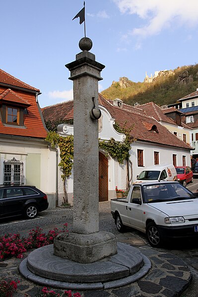 File:Dürnstein - Pranger.JPG