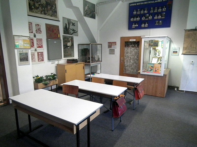 File:DDR-Museum Pirna Klassenzimmer.jpg