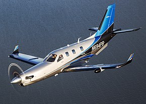 TBM 900 (2015年のEAA エアベンチャー・オシュコシュでウィネベーゴ湖上空を飛行)