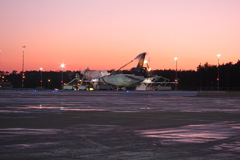 File:De-icing the MD-11.jpg