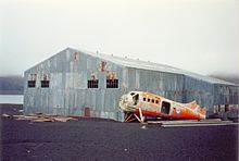 Hangar et carlingue d'avion britannique.