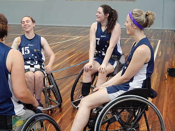 Cole (right) with fellow Victoria wheelchair basketball players Leanne Del Toso (left) and Mel Adams (no. 15)