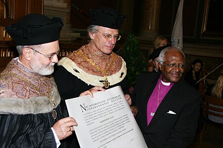 Tập_tin:Desmond_Tutu_Honorary_Doctorate_Vienna.jpg