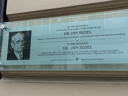 Commemorative plaque to Dr. Biziel at 12 Długa street