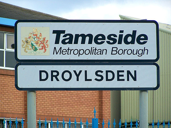 A welcome sign at Droyslden's boundary