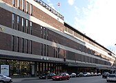 Åhlens-tavaratalon julkisivua Mäster Samuelsgatanille. Vuonna 2017 terroristi törmäsi kuorma-autolla rakennuksen kulmaan ajettuaan ihmisten päälle Drottninggatanilla.