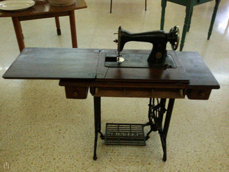 330px-Early_20th-century_Singer_sewing_machine_in_Malta.png