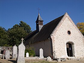 Kirken og den tilstøtende kirkegården.