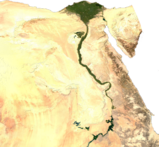 Groen geïrrigeerd land langs de Nijl te midden van de woestijn