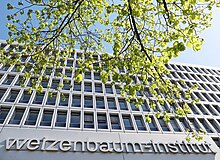 Image of house front and logo of the Weizenbaum Institute in Berlin Eingang Weizenbaum-Institut.jpg