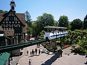 Monorail - רכבת חד-מסילתית שממנה ניתן להשקיף על הפארק. בעלת שתי תחנות: באנגליה ובספרד.