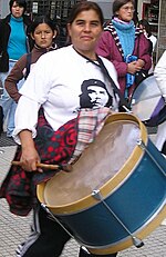 Joven con bombo en manifestación política en Argentina