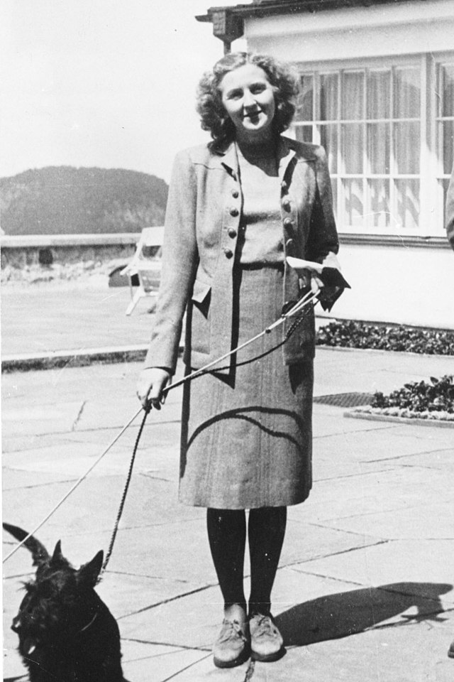 إيفا براون مَع الكلبة بلوندي فِي برغهوف في 14 حزيران 1942.