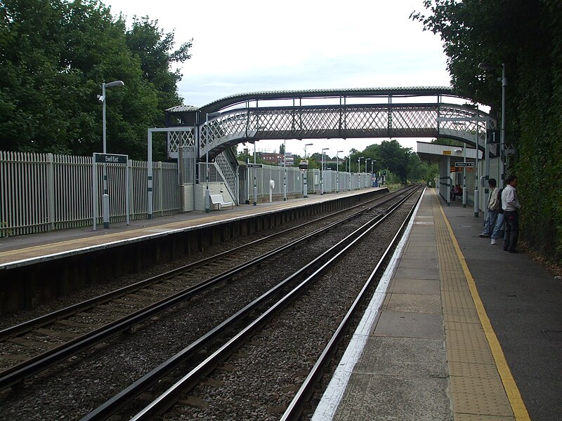 File:Ewell East stn look south.JPG