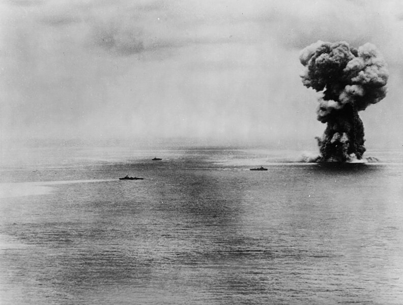 File:Explosion of the Japanese battleship Yamato on 7 April 1945 (80-G-413914).jpg