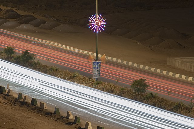 عکس از عکاسی در شب با سرعت شاتر پایین که خط چراغ خطر و چراغ جلوی اتوموبیل ها را به صورت کشیده ثبت کرده است