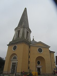 la fachada de la iglesia de Givry está coronada por un campanario en forma de obelisco