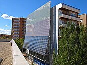 Fachada fotovoltaica no edifício MNACTEC (Tarrasa, Espanha).