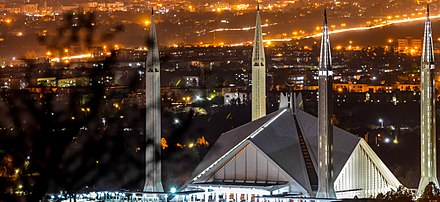 Faisal Mosque close up (cropped)
