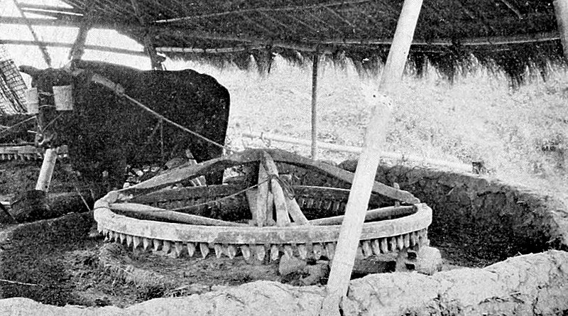 File:Farmers of forty centuries - Close view of power wheel, Kashing, China.jpg