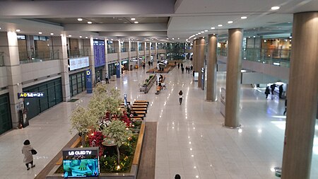 ไฟล์:Few_people_in_arrival_hall_at_Incheon_International_Airport_Terminal_1_during_the_coronavirus_outbreak_20200306_114257.jpg