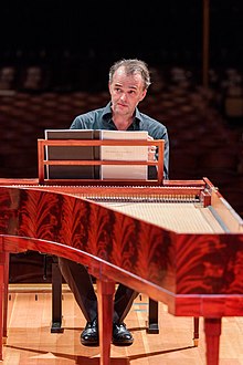 Florent Albrecht assit au piano