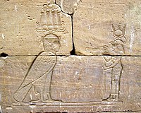 Мандуліса в короні хемхемет, праворуч богиня Ісіда