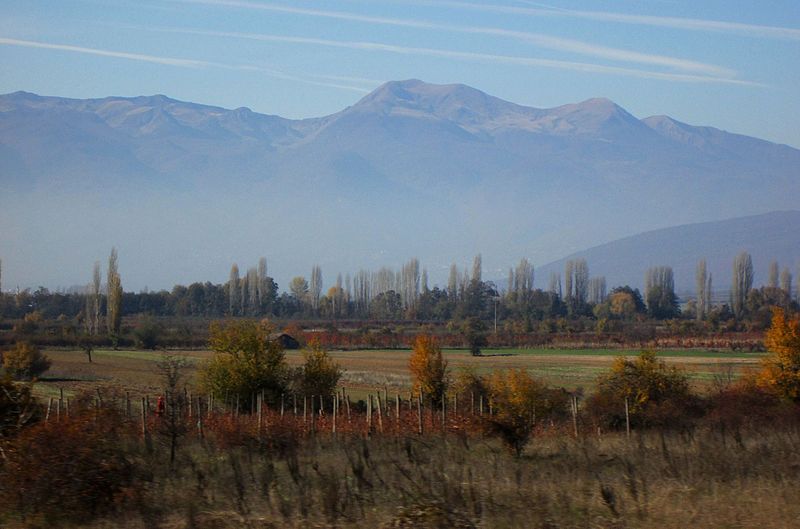 File:Fog at the foothills of the mountains, Магла.JPG