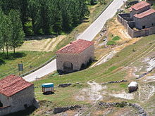 Vista de l'ermita de santa Bàrbara, un edifici rectangular i no gaire gran, des d'un lloc més elevat