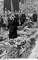 Fotothek df roe-neg 0000448 002 Fotografin zwischen Ehrenkränzen für die "Opfer des Faschismus".jpg