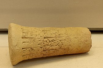 Altro esempio di cono di fondazione dedicato da Entemena, lugal di Lagash, al dio di Bad-Tibira, su trattato di pace fra Lagash ed Uruk (Louvre)