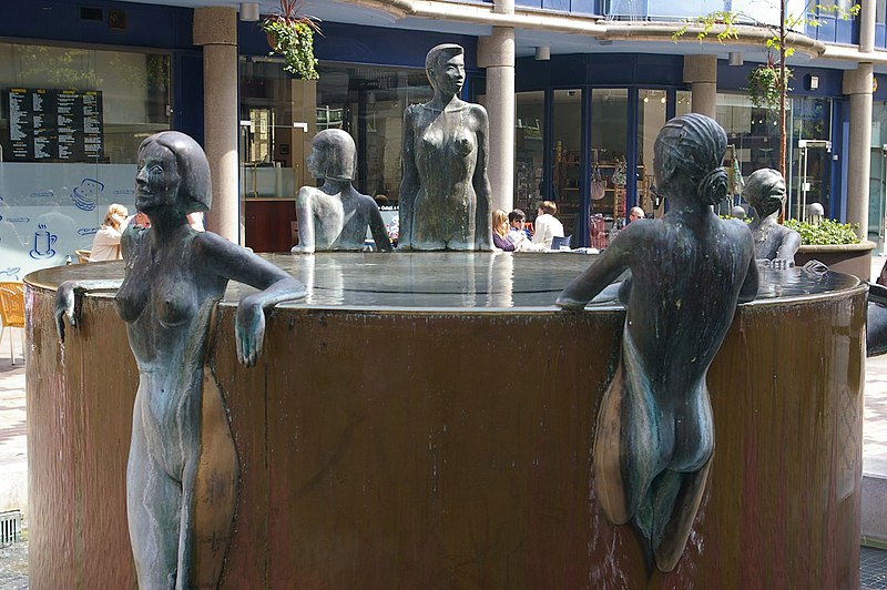 File:Fountain in Butler's Wharf.jpg