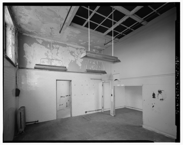 File:Fourth floor attic, operating room with skylight, view to south - Portsmouth Naval Hospital, Hospital Building, Rixey Place, bounded by Williamson Drive, Holcomb Road, and The HABS VA,65-PORTM,2A-31.tif