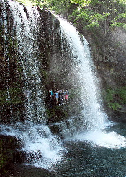 File:Framed By Waterfalls (14511024943).jpg