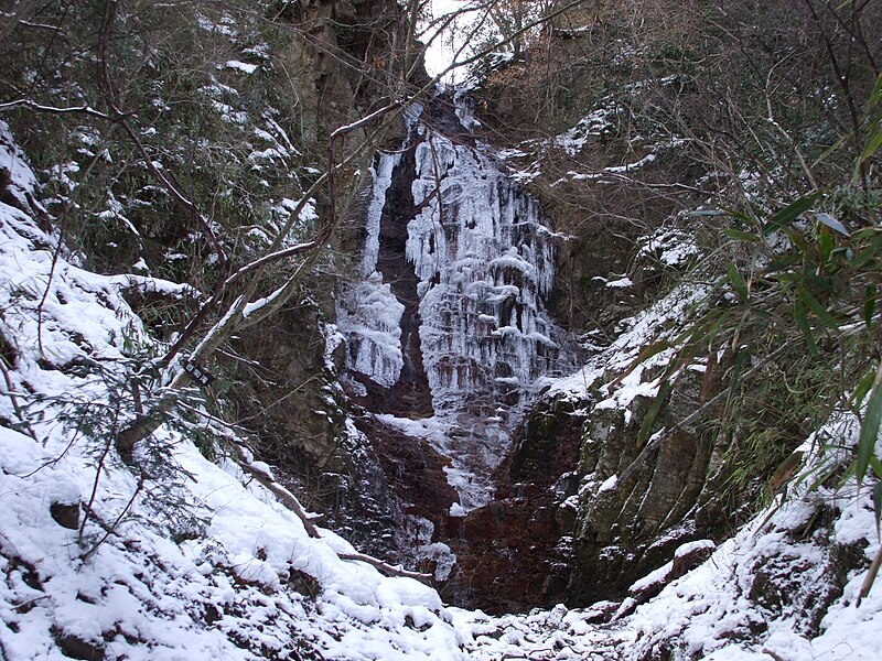 File:FrozenWaterFall2.JPG