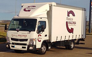 Mitsubishi Fuso Canter trabalhando em uma empresa de reciclagem de plástico.