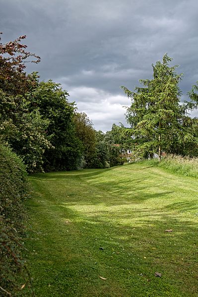 File:Garden grass path at Boreham, Essex, England 3.jpg